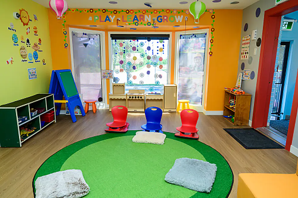 Bright classroom with a green circle rug